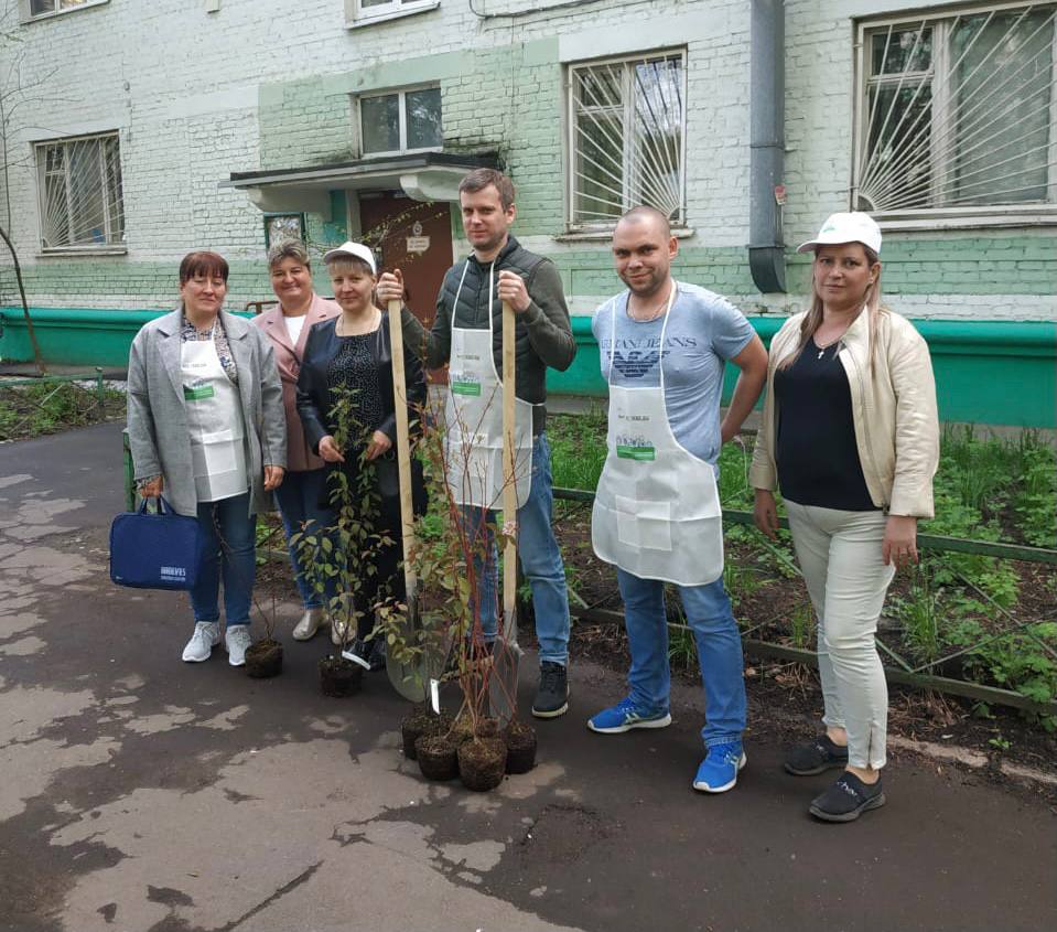 Партийцы в рамках акции благоустроили двор у дома ветерана ВОВ в Люберцах |  Администрация городского округа Люберцы Московской области